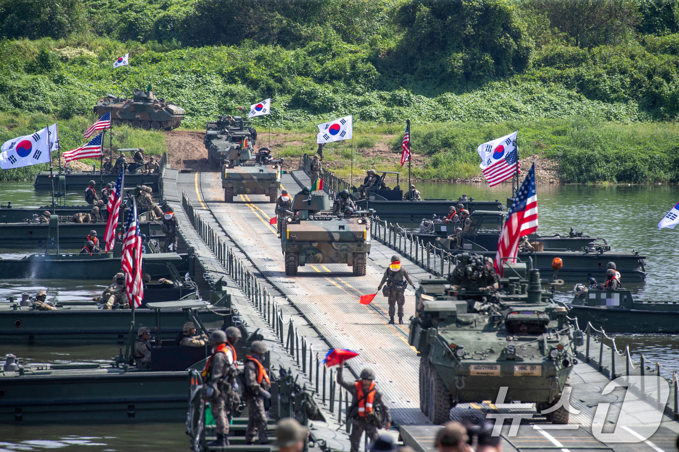 (서울=뉴스1) = 육군 제7공병여단은 2025년 UFS/TIGER의 일환으로 지난 25일부터 27일까지 경기도 여주 남한강 일대에서 '한미연합 제병협동 도하훈련'을 실시했다. 한 …