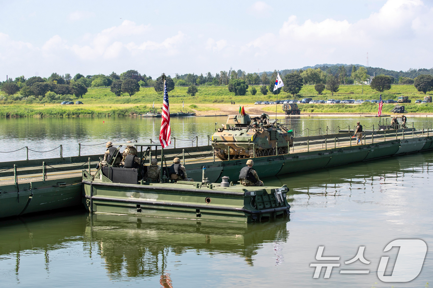 (서울=뉴스1) = 육군 제7공병여단은 2025년 UFS/TIGER의 일환으로 지난 25일부터 27일까지 경기도 여주 남한강 일대에서 '한미연합 제병협동 도하훈련'을 실시했다. 한 …