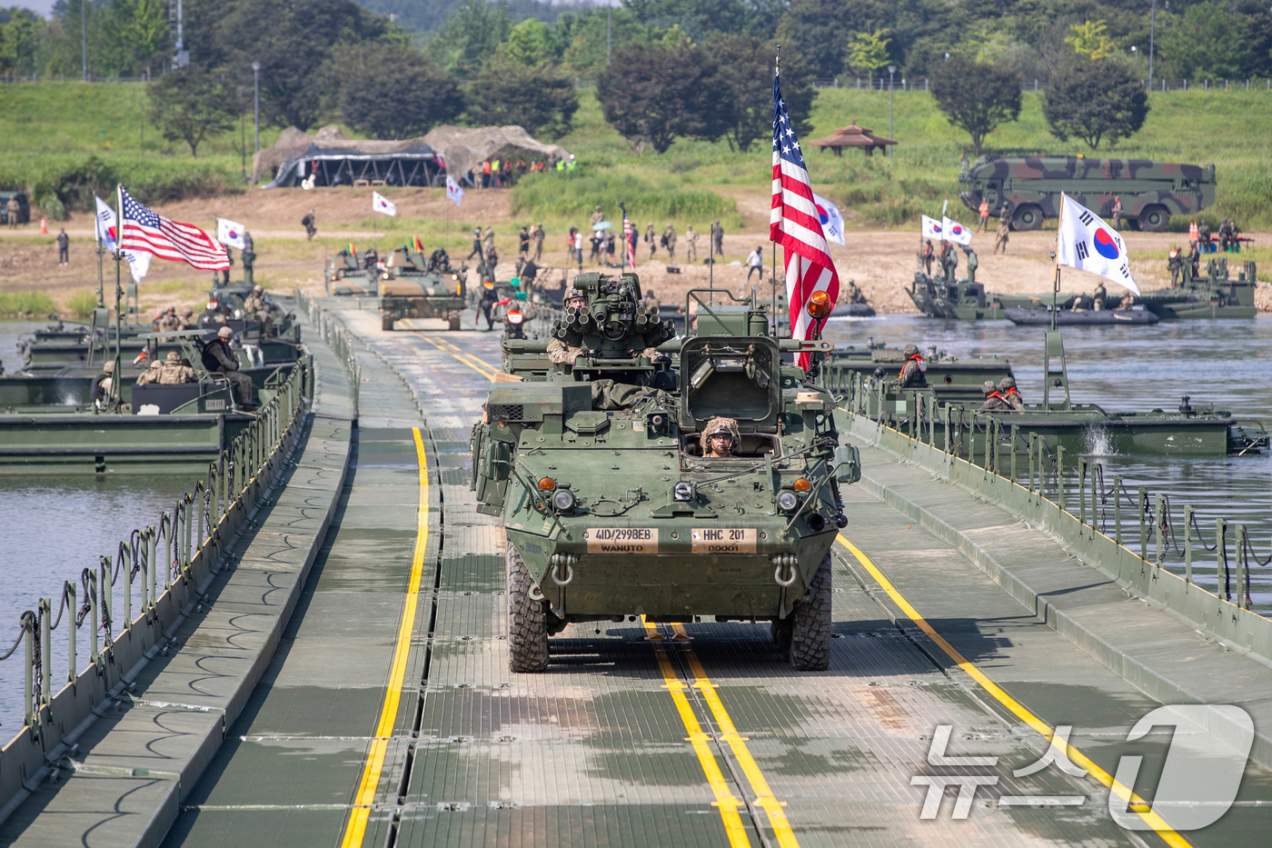 (서울=뉴스1) = 육군 제7공병여단은 2025년 UFS/TIGER의 일환으로 지난 25일부터 27일까지 경기도 여주 남한강 일대에서 '한미연합 제병협동 도하훈련'을 실시했다. 한 …