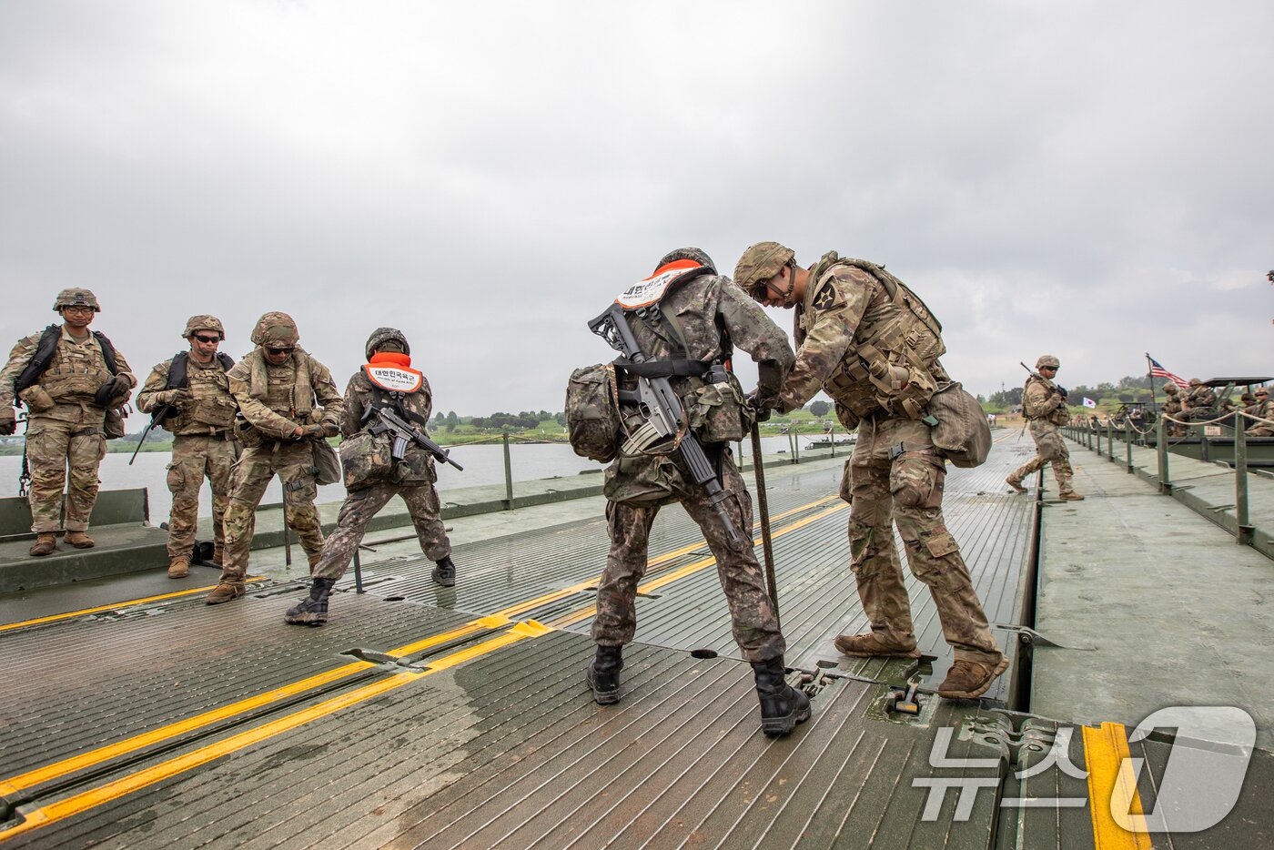 본문 이미지 - 육군 제7공병여단은 2025년 UFS/TIGER의 일환으로 지난 25일부터 27일까지 경기도 여주 남한강 일대에서 '한미연합 제병협동 도하훈련'을 실시했다. 한미연합 도하작전능력을 제고하기 위해 실시된 이번 훈련에는 한미 장병 300여 명과 한측 자주도하장비 수룡, 미측 스트라이커 장갑차 등 총 130여 대의 장비가 투입되었다. 사진은 7공병여단 및 미2사단/한미연합사단 장병들이 내부교절을 상호결합해 연합부교를 구축하고 있는 모습. (육군 제공. 재판매 및 DB 금지) 2025.8.27/뉴스1