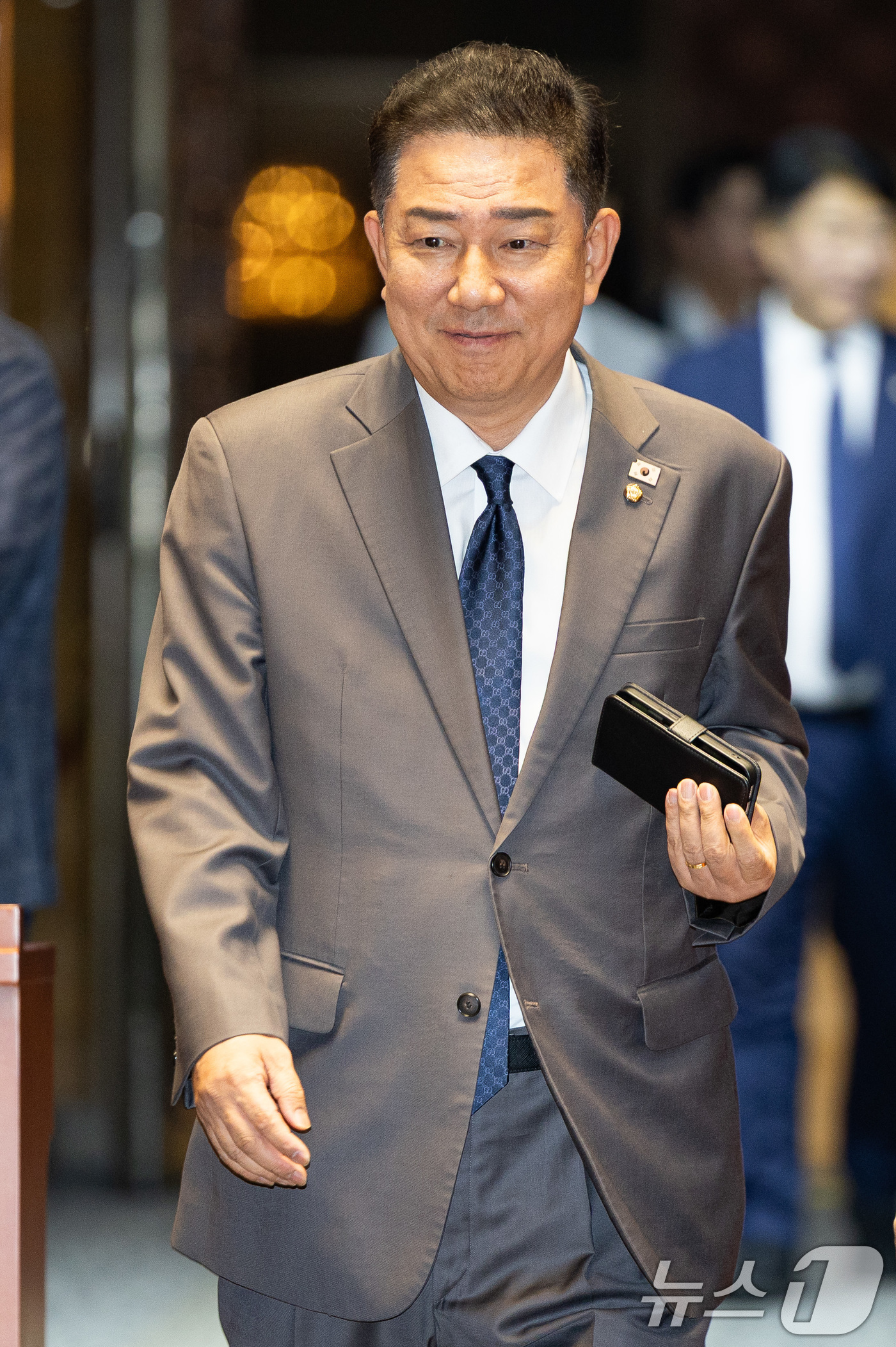 (서울=뉴스1) 유승관 기자 = 김병기 더불어민주당 원내대표가 27일 서울 여의도 국회에서 열린 의원총회에 참석하고 있다. 2025.8.27/뉴스1