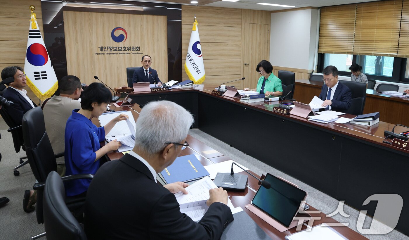 본문 이미지 - 고학수 개인정보보호위원회 위원장이 27일 서울 종로구 정부서울청사에서 열린 제18회 전체회의에서 모두발언을 하고 있다.  2025.8.27/뉴스1 ⓒ News1 임세영 기자