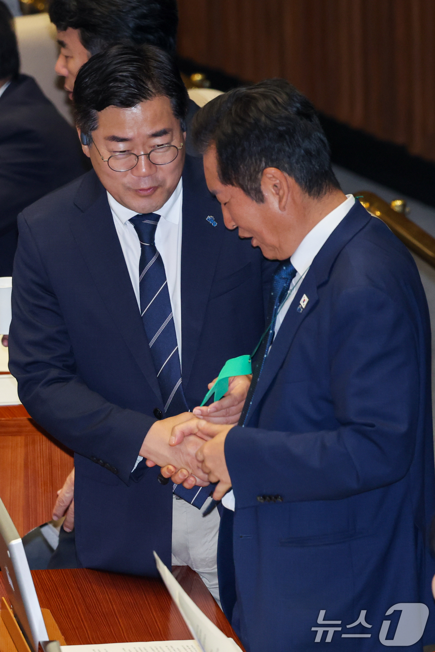 (서울=뉴스1) 안은나 기자 = 정청래 더불어민주당 대표와 박찬대 의원이 27일 오후 서울 여의도 국회 본회의장에서 정 대표가 맨 오송 참사 추모 의미의 초록 리본을 보며 대화하고 …