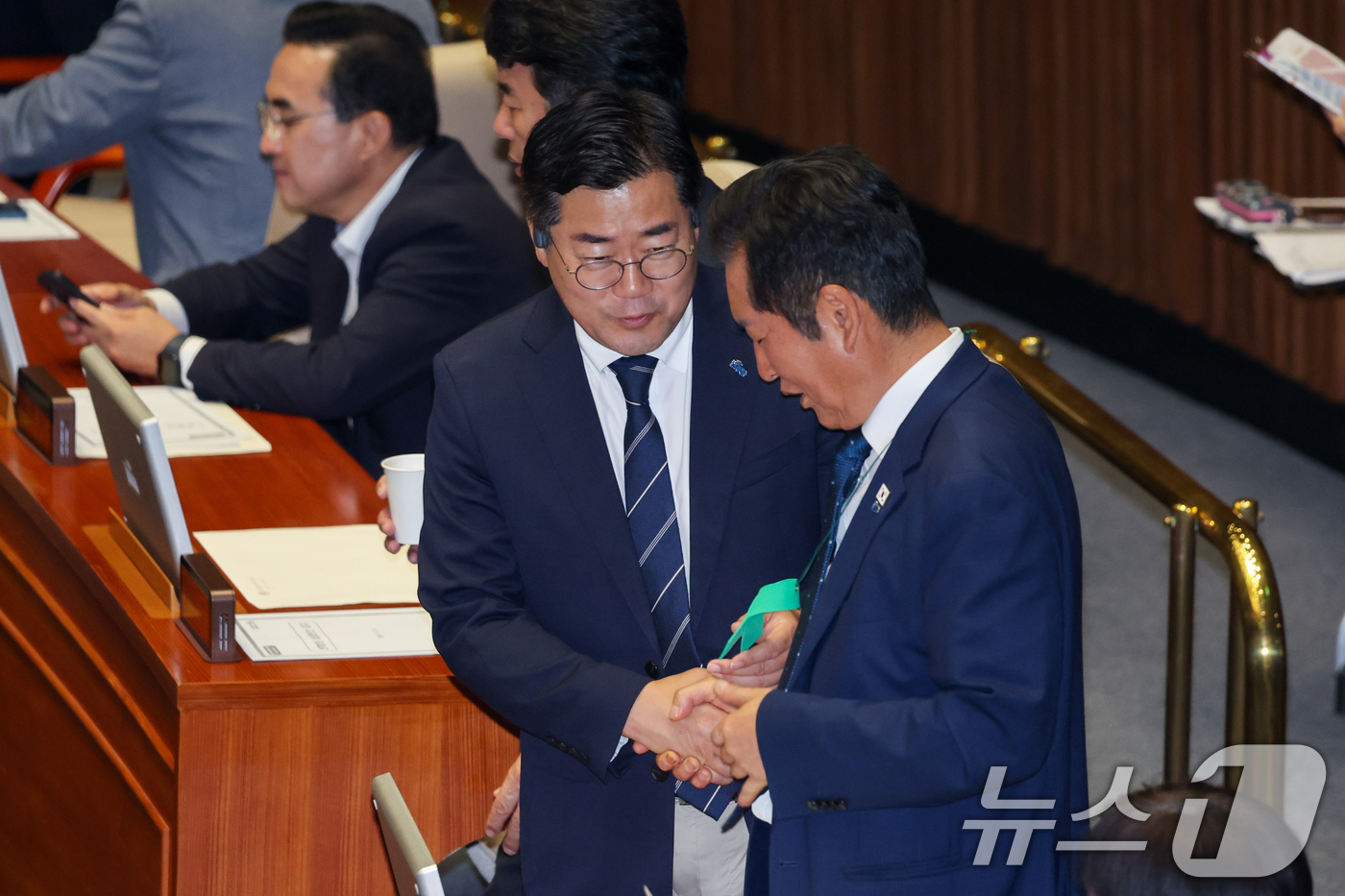 (서울=뉴스1) 안은나 기자 = 정청래 더불어민주당 대표와 박찬대 의원이 27일 오후 서울 여의도 국회 본회의장에서 정 대표가 맨 오송 참사 추모 의미의 초록 리본을 보며 대화하고 …