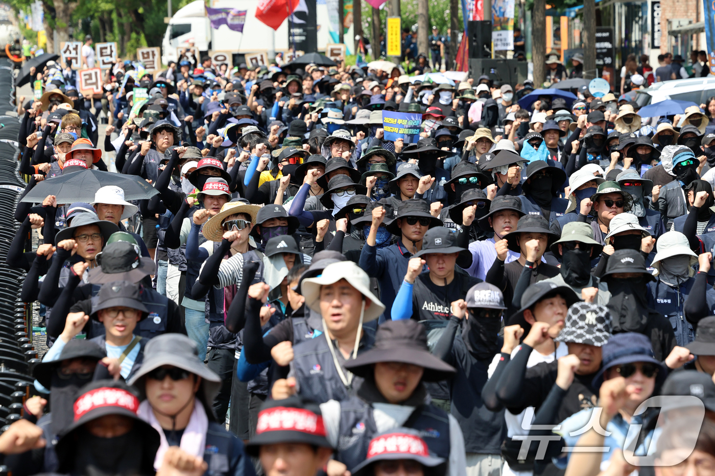 (서울=뉴스1) 황기선 기자 = 민주노총 공공운수노조 조합원들이 27일 오후 서울 용산구 삼각지역 앞에서 열린 '발전 비정규직 노동자 총파업 대회'에서 구호를 외치고 있다. 202 …