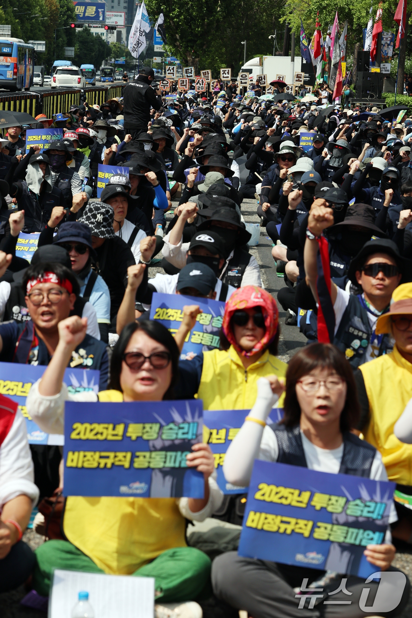 (서울=뉴스1) 황기선 기자 = 민주노총 공공운수노조 조합원들이 27일 오후 서울 용산구 삼각지역 앞에서 열린 '발전 비정규직 노동자 총파업 대회'에서 구호를 외치고 있다. 202 …