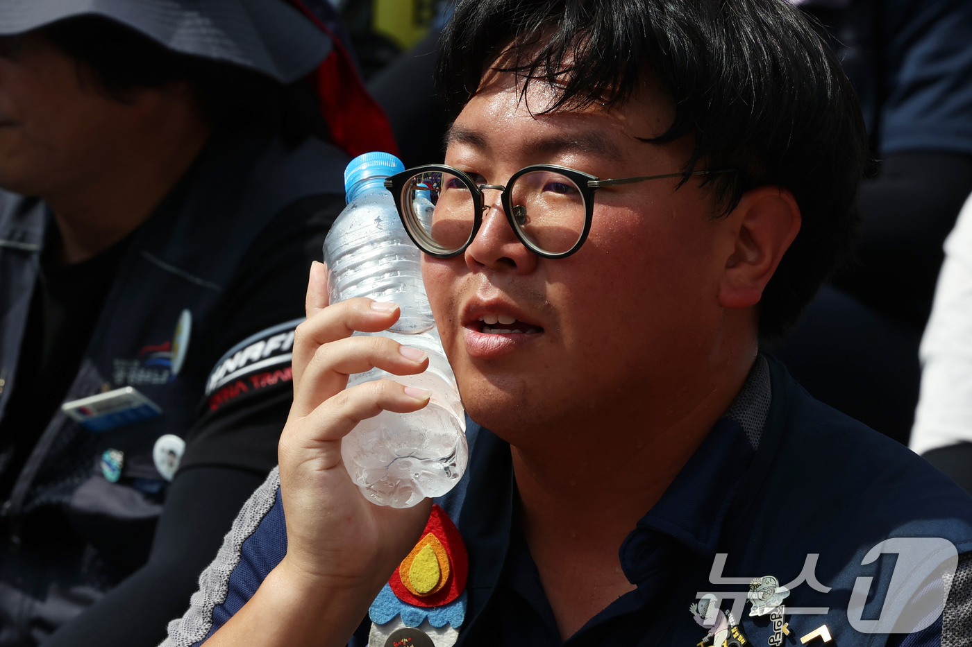 (서울=뉴스1) 황기선 기자 = 민주노총 공공운수노조 조합원이 27일 오후 서울 용산구 삼각지역 앞에서 열린 '발전 비정규직 노동자 총파업 대회'에서 얼음물로 더위를 식히고 있다. …