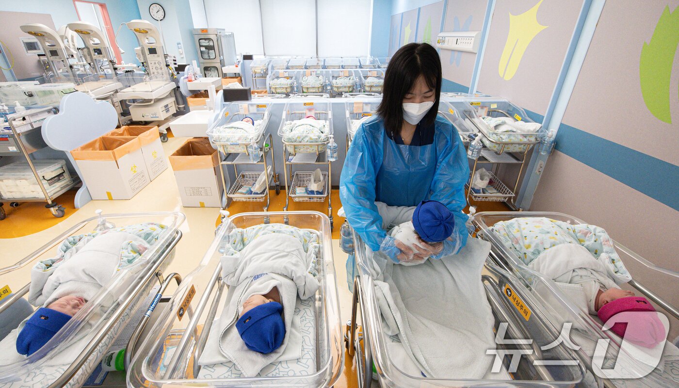 본문 이미지 - 경기도 고양시 일산동구 일산차병원 신생아실의 모습. 2025.8.27/뉴스1 ⓒ News1 이재명 기자