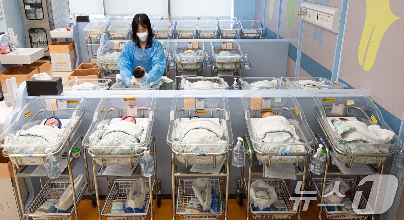 본문 이미지 - 경기도 고양시 일산동구 일산차병원 신생아실의 모습. 2025.8.27/뉴스1 ⓒ News1 이재명 기자