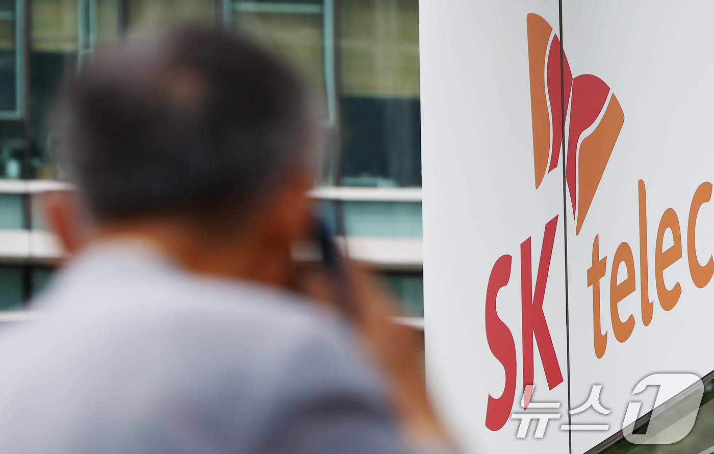 (서울=뉴스1) 김민지 기자 = 개인정보보호위원회가 27일 대규모 고객 유심 정보 유출 사고를 낸 SK텔레콤에 대한 제재안을 전체회의에 상정해 심의한다.개인정보보호법에 따르면 과징 …