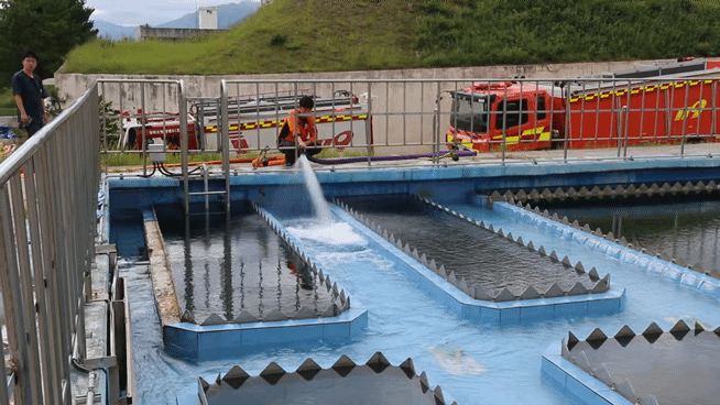 본문 이미지 - 27일 강원 강릉 홍제정수장에서 강릉소방서 소속 소방관이 인근지역에서 급수해 온 물을 정수장에 배출하고 있다.&#40;강릉소방서 제공, 재판매 및 DB 금지&#41; 2025.8.27/뉴스1