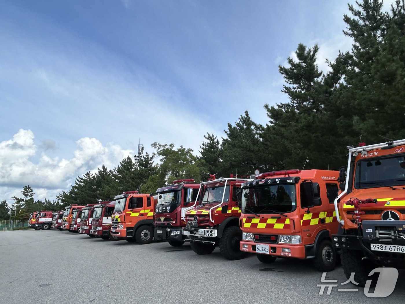 본문 이미지 - 27일 인근지역에서 급수 지원 중인 강릉소방서 소속 차량.&#40;강릉소방서 제공, 재판매 및 DB 금지&#41; 2025.8.27/뉴스1