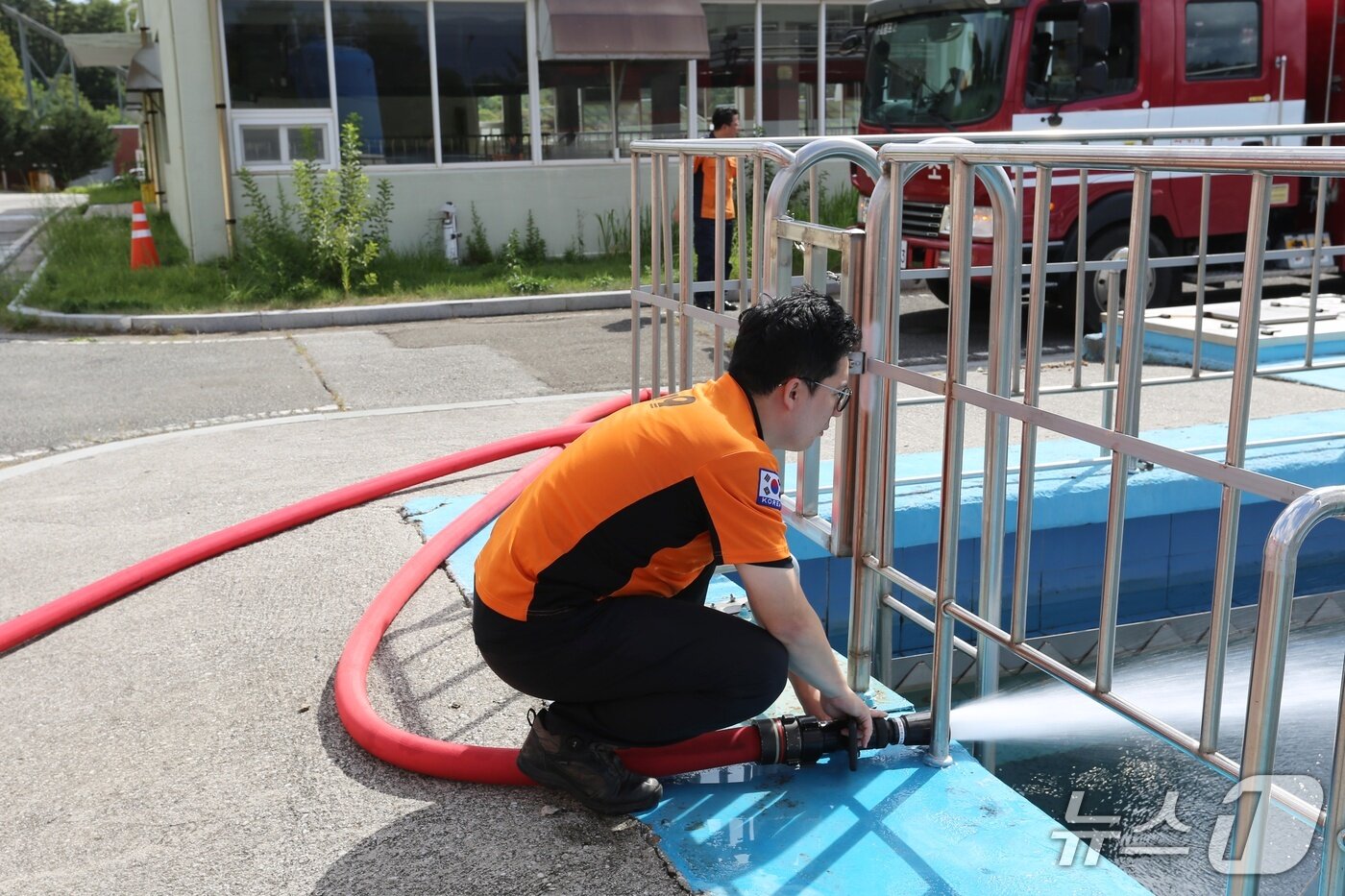 본문 이미지 - 27일 강원 강릉 홍제정수장에서 강릉소방서 소속 소방관이 인근지역에서 급수해 온 물을 정수장에 배출하고 있다.&#40;강릉소방서 제공, 재판매 및 DB 금지&#41; 2025.8.27/뉴스1
