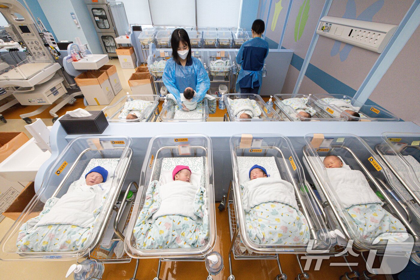 본문 이미지 - 지난 6월 출생아 수가 1만 9953명으로 전년 동월 대비 9.4% 증가하며 6월 기준 역대 최대 증가율을 기록했다. 결혼 적령기에 진입한 30대 초반 &#39;에코붐 세대&#39;&#40;1991~1996년&#41;를 중심으로 혼인이 증가하면서, 출생아 수는 12개월 연속 증가세를 이어가고 있다. 올해 상반기와 2분기 기준 출생아 수 증가율 또한 각각 역대 최고치를 기록했다. 27일 통계청이 발표한 &#39;2025년 6월 인구동향&#39;에 따르면 지난 6월 출생아 수는 1만 9953명으로 전년 동월&#40;1만 8244명&#41;보다 1709명&#40;9.4%&#41; 증가했다. 사진 이날 오후 경기도 고양시 일산동구 일산차병원 신생아실의 모습. 2025.8.27/뉴스1 ⓒ News1 이재명 기자