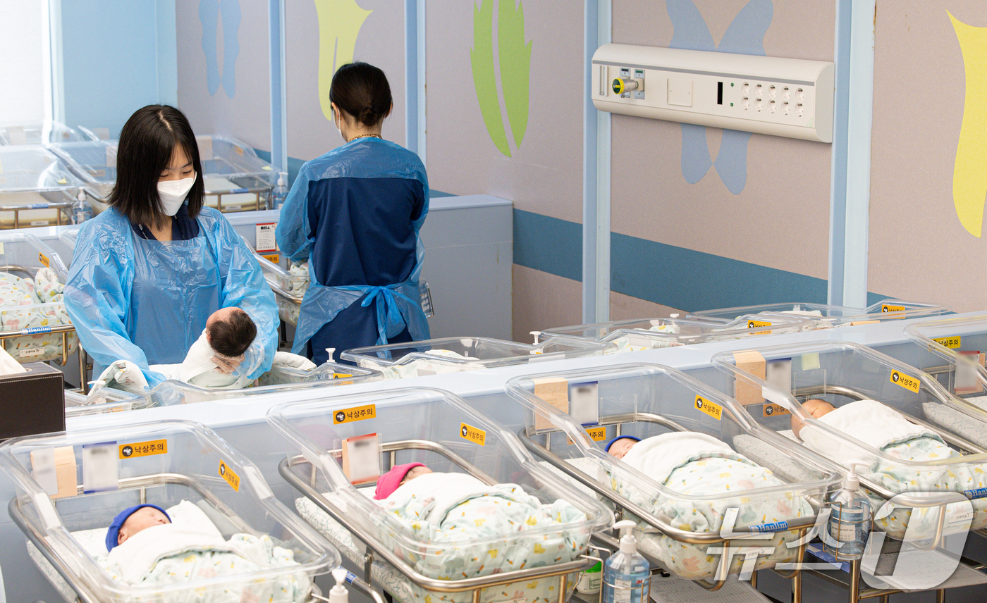 (고양=뉴스1) 이재명 기자 = 지난 6월 출생아 수가 1만 9953명으로 전년 동월 대비 9.4% 증가하며 6월 기준 역대 최대 증가율을 기록했다. 결혼 적령기에 진입한 30대 …