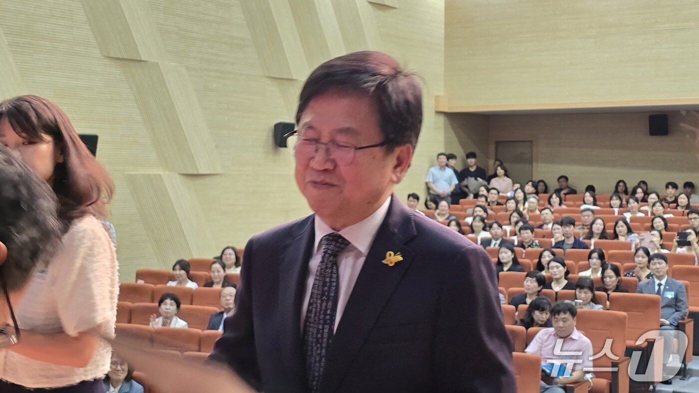 본문 이미지 - 27일 오후 세종시교육청에서 열린 퇴직교원 훈포장 전수식에 참석한 최교진 교육부장관 후보자. / 뉴스1 