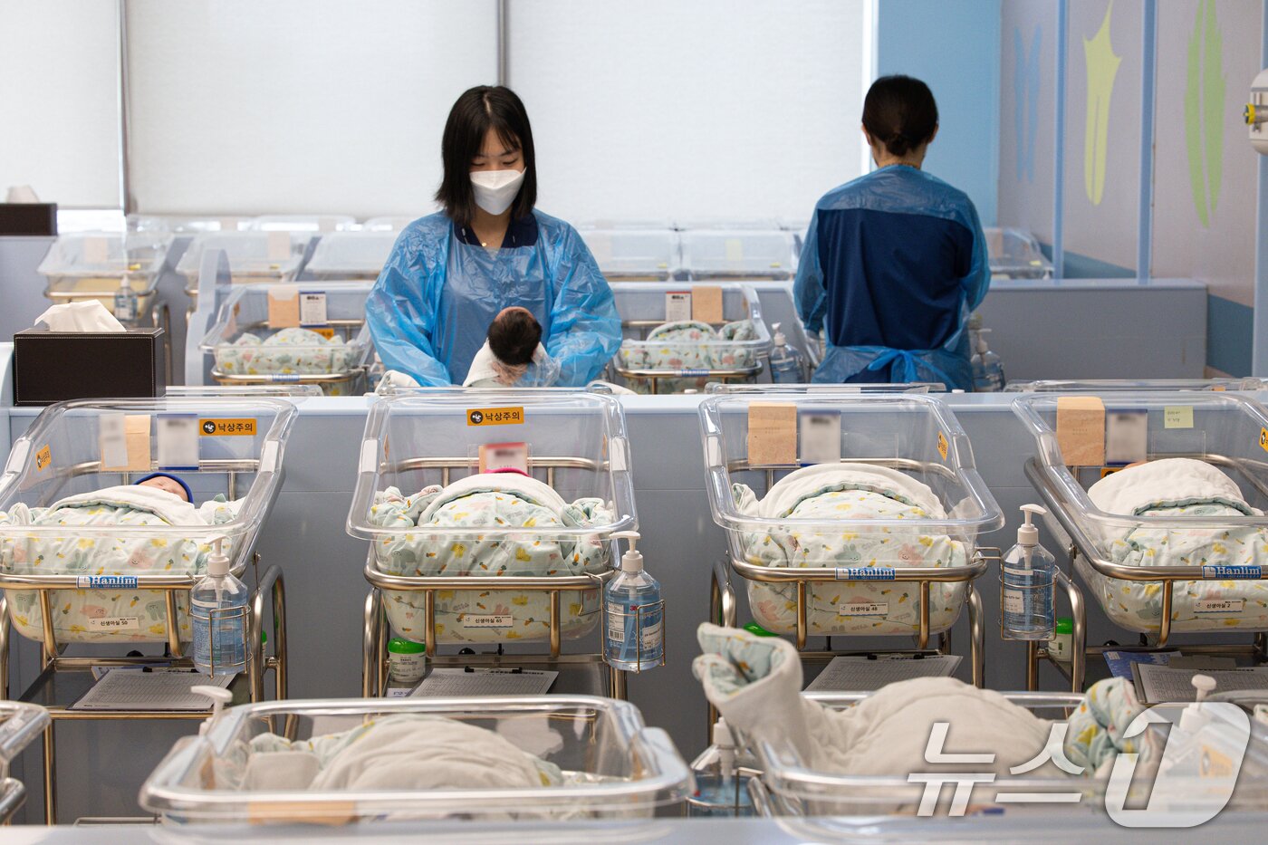 본문 이미지 -  경기도 고양시 일산동구 일산차병원 신생아실. 2025.8.27/뉴스1 ⓒ News1 이재명 기자