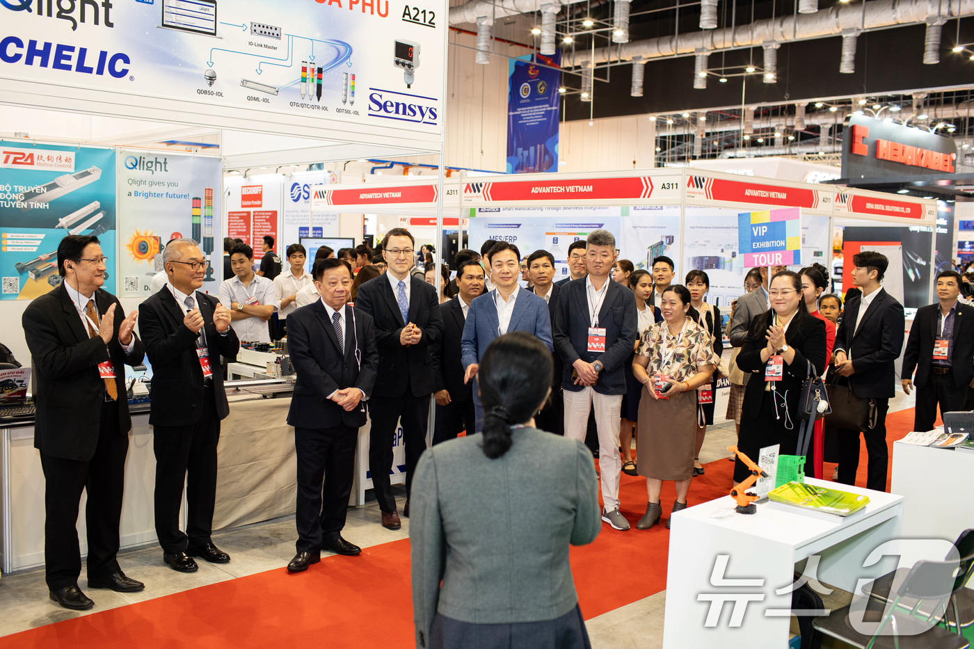 (서울=뉴스1) = 27일(현지시간) 베트남 빈증무역센터 전시장에서 열린 '제2회 베트남 스마트공장·자동화산업전'에 주요 인사들이 현지 참가 업체 부스에 방문하여 전시회를 둘러보고 …