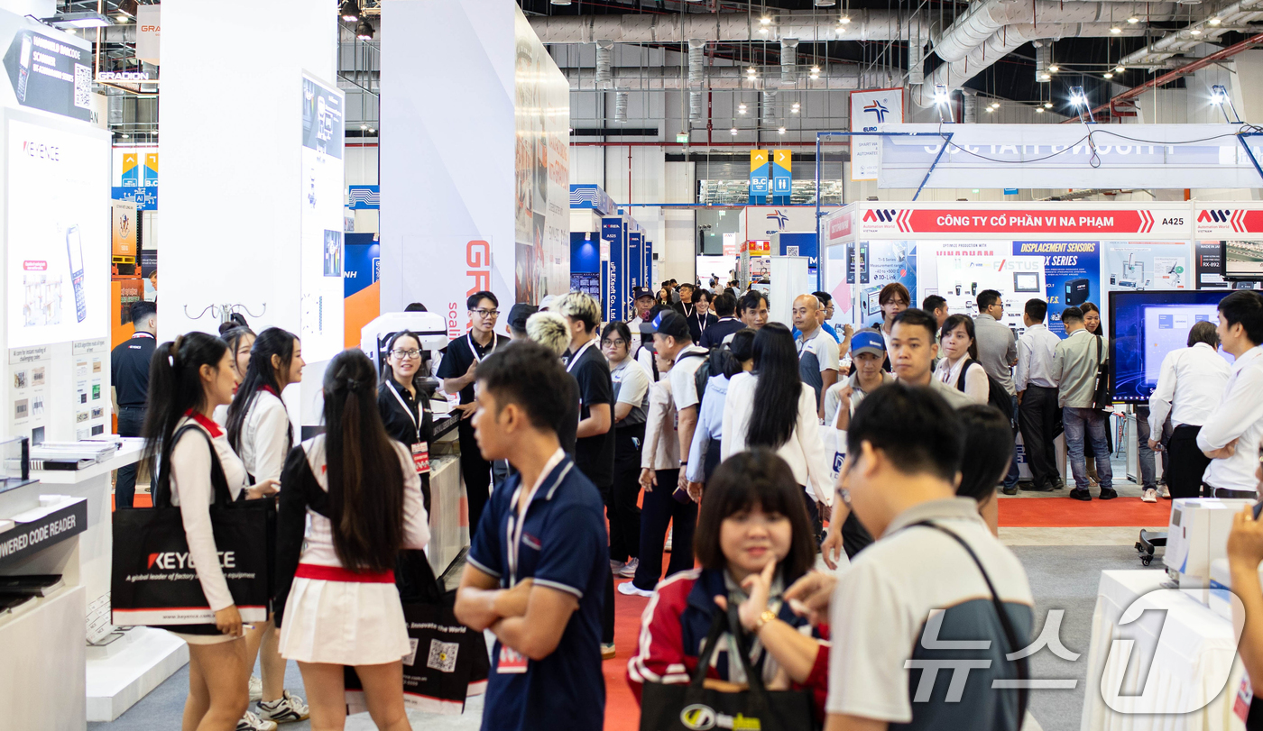 (서울=뉴스1) = 27일(현지시간) 베트남 빈증무역센터 전시장에서 열린 '제2회 베트남 스마트공장·자동화산업전'에 참가한 현지 참관객들이 전시회를 관람하고 있다. (코엑스 제공. …
