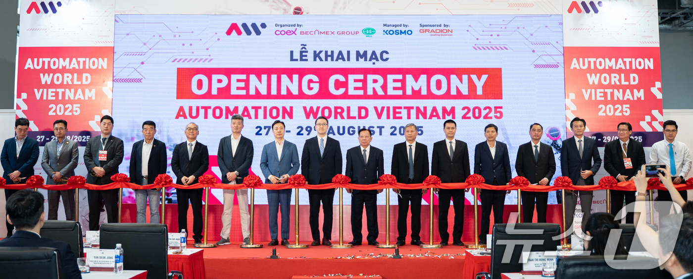 (서울=뉴스1) = 27일(현지시간) 베트남 빈증무역센터 전시장에서 열린 '제2회 베트남 스마트공장·자동화산업전' 개막식에 권태한 주호치민 대한민국 총영사관 부총영사, 김한주 코엑 …