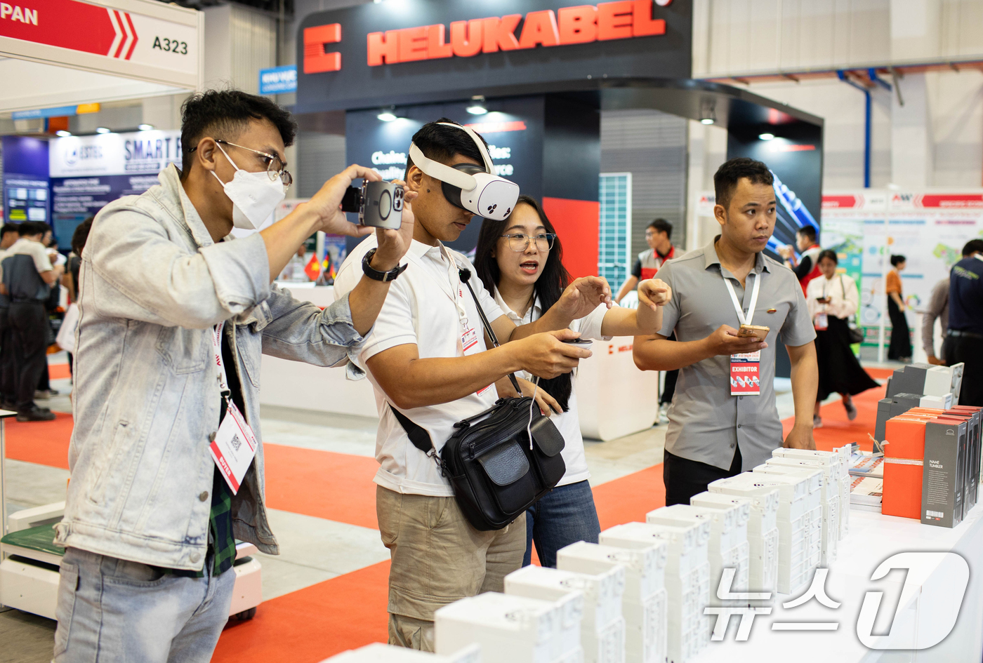 (서울=뉴스1) = 27일(현지시간) 베트남 빈증무역센터 전시장에서 열린 '제2회 베트남 스마트공장·자동화산업전'에 참가한 현지 참관객들이 전시회 제품을 직접 체험하고 있다. (코 …