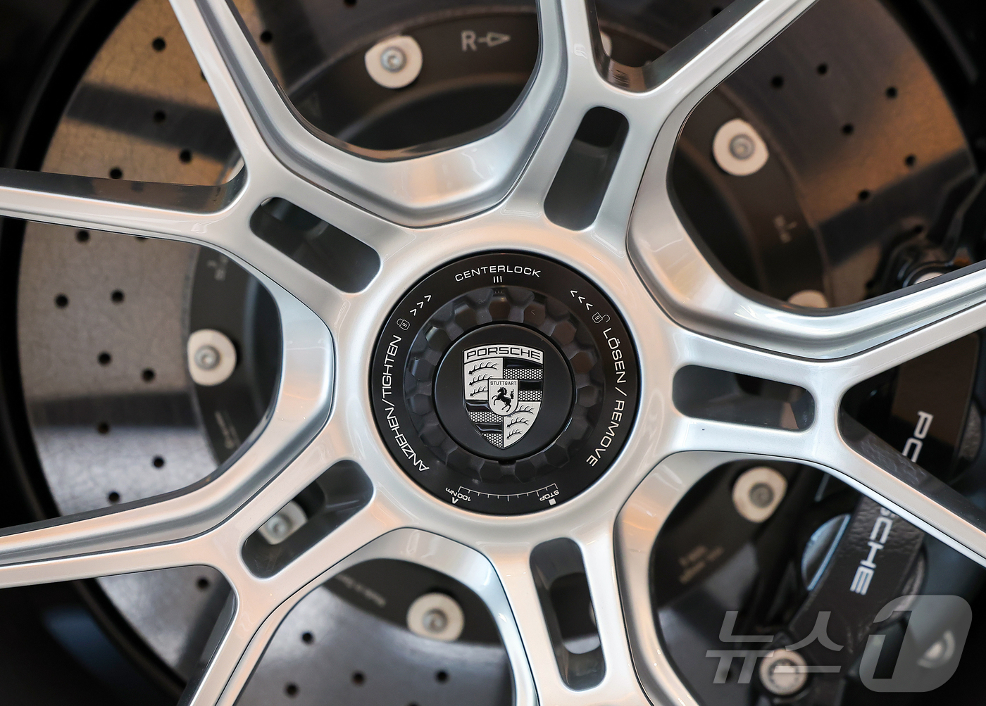 (서울=뉴스1) 김진환 기자 = 27일 오후 서울 강남구 포르쉐 스튜디오 청담에서 포르쉐의 신형 911 GT3 투어링 패키지가 공개되고 있다.이날 공개된 GT3 모델의 25주년을 …