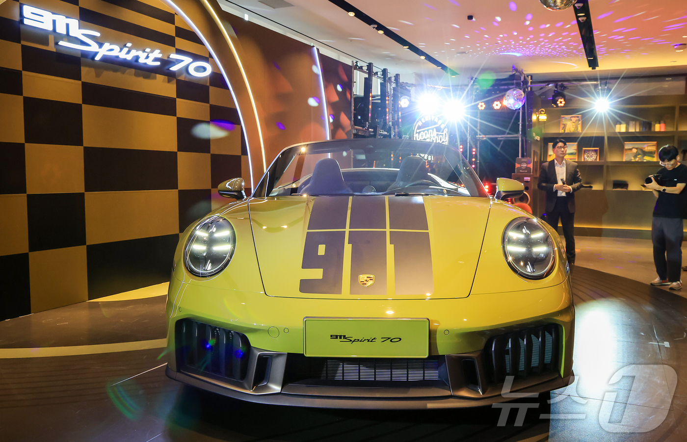 (서울=뉴스1) 김진환 기자 = 27일 오후 서울 강남구 포르쉐 스튜디오 청담에서 포르쉐의 신형 911 스피릿 70이 공개되고 있다.‘신형 911 스피릿 70’은 1970년대 감성 …