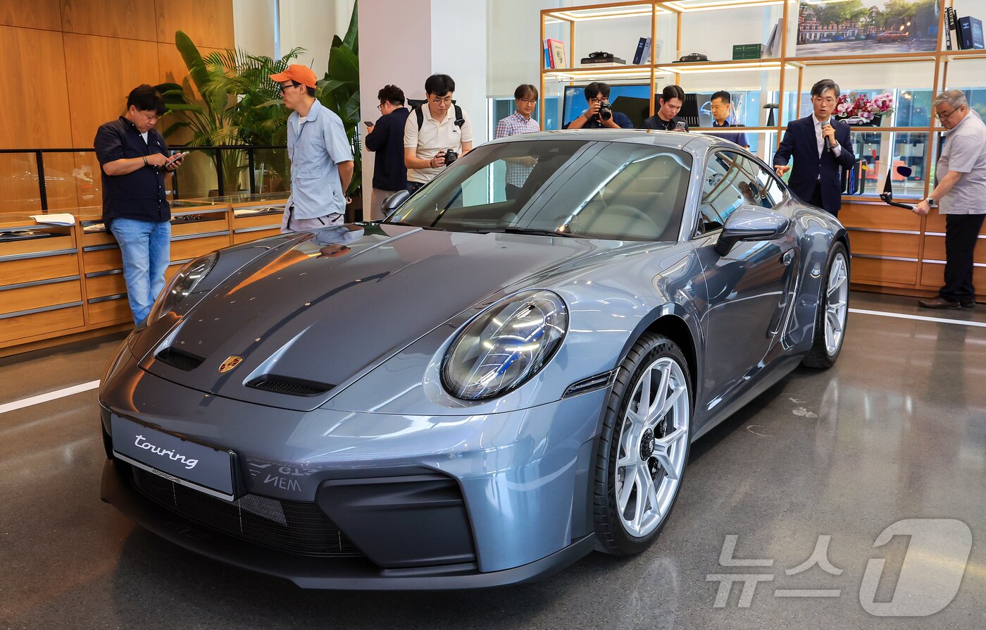본문 이미지 - 27일 오후 서울 강남구 포르쉐 스튜디오 청담에서 포르쉐의 신형 911 GT3 투어링 패키지가 공개되고 있다. 이날 공개된 GT3 모델의 25주년을 기념하는 신형 911 GT3 투어링 패키지는 레이싱과 일상에서 완벽하게 즐길 수 있으며, 지난 21일 트랙 중심의 스포츠카와 절제된 버전의 투어링 패키지 두 모델로 국내 출시 됐다. 2025.8.27/뉴스1 ⓒ News1 김진환 기자