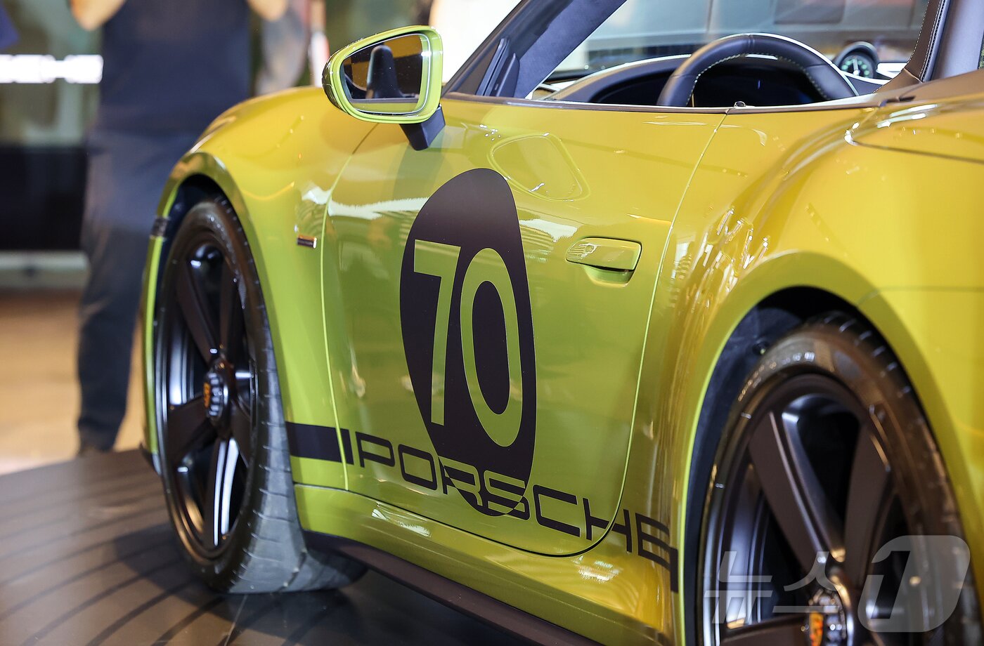 본문 이미지 - 27일 오후 서울 강남구 포르쉐 스튜디오 청담에서 포르쉐의 신형 911 스피릿 70이 공개되고 있다. ‘신형 911 스피릿 70’은 1970년대 감성을 반영, 모던한 감성이 돋보이는 익스클루시브 올리브 네오(Olive Neo) 컬러, 해리티지 모델에서 영감을 얻은 그래픽 장식, 그리고 파샤 패턴 인테리어가 특징이다. 전 세계 1500대 한정 생산되는 컨버터블 모델로, 올해 10월 국내 출시예정이며 판매가격은 부가세 포함 3억 2600만원부터 시작한다. 2025.8.27/뉴스1 ⓒ News1 김진환 기자