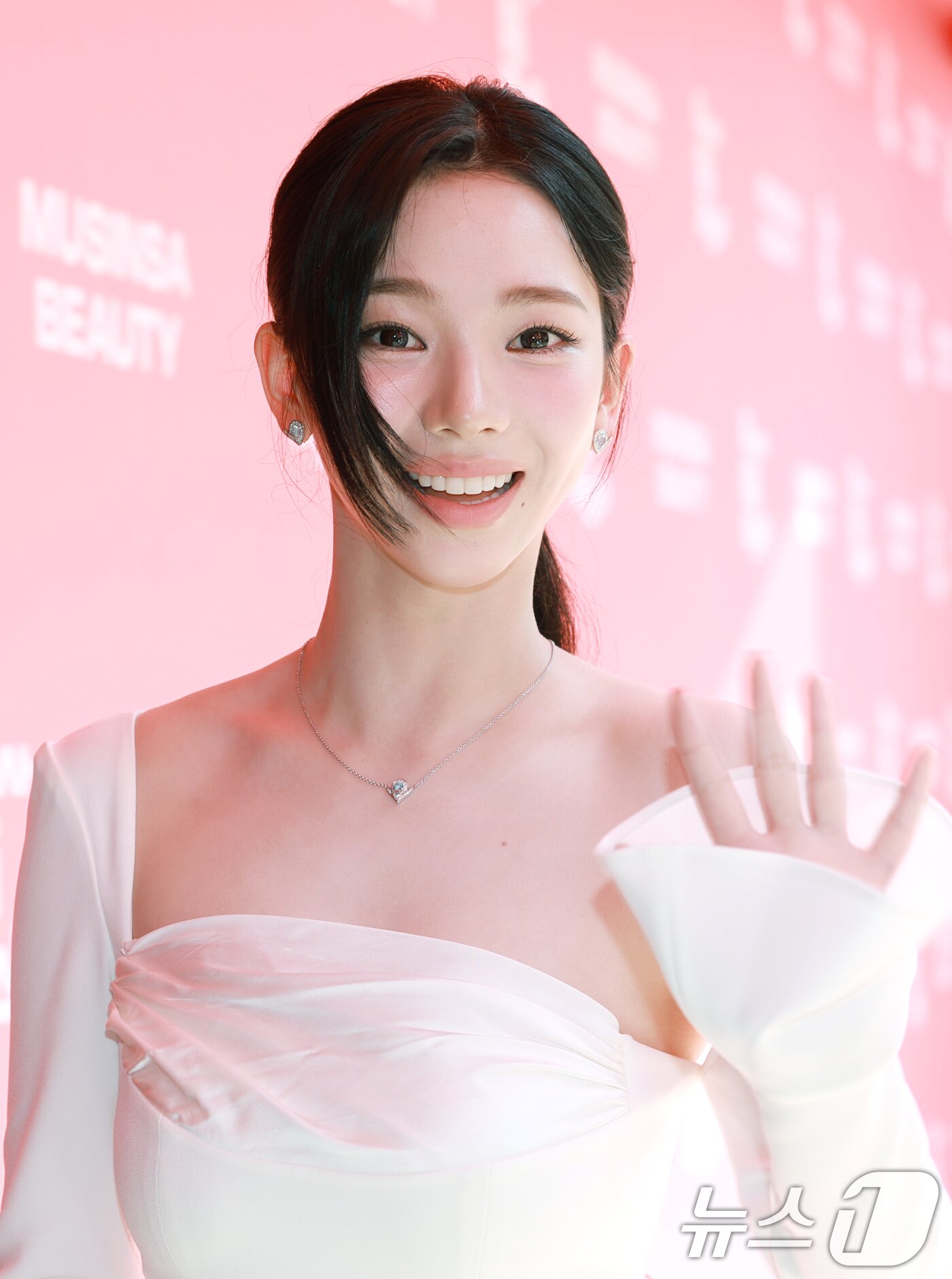 본문 이미지 - 에스파 카리나가 27일 오후 서울 성동구 띵스플로우에서 열린 무신사 뷰티 페스타 개최 기념 행사에 참석해 하트 포즈를 취하고 있다.  ⓒ News1 권현진 기자