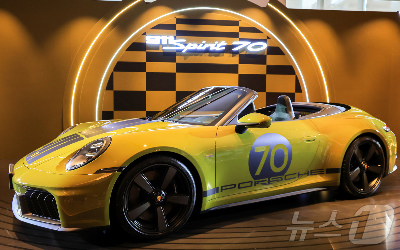 (서울=뉴스1) 김진환 기자 = 27일 오후 서울 강남구 포르쉐 스튜디오 청담에서 포르쉐의 신형 911 스피릿 70이 공개되고 있다.‘신형 911 스피릿 70’은 1970년대 감성 …