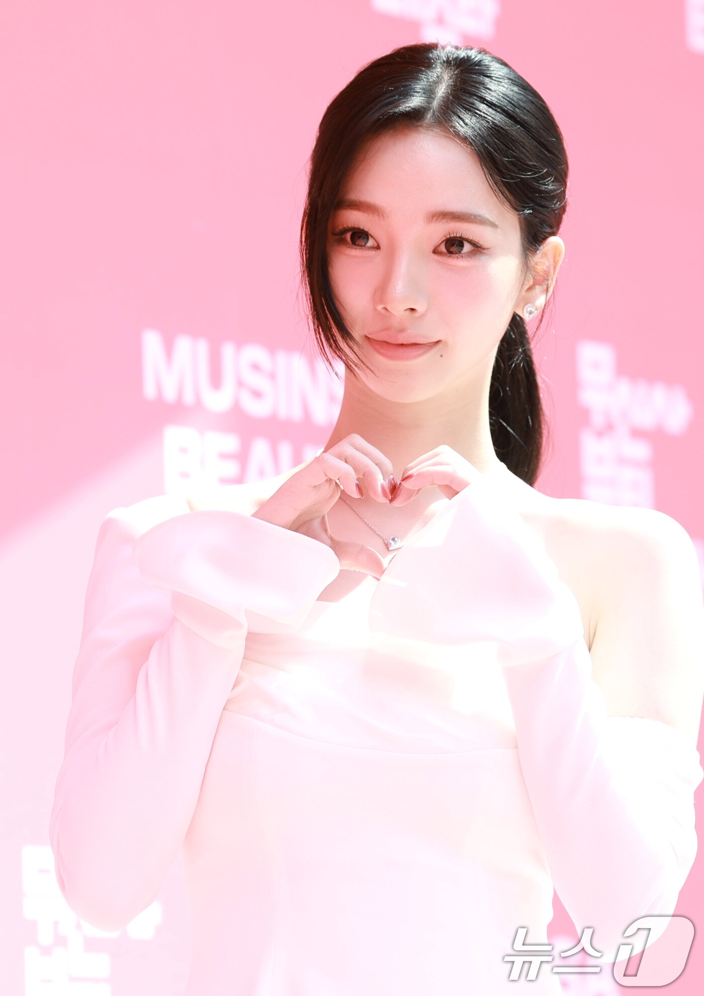 본문 이미지 - 에스파 카리나가 27일 오후 서울 성동구 띵스플로우에서 열린 무신사 뷰티 페스타 개최 기념 행사에 참석해 포즈를 취하고 있다. 2025.8.27/뉴스1 ⓒ News1 권현진 기자