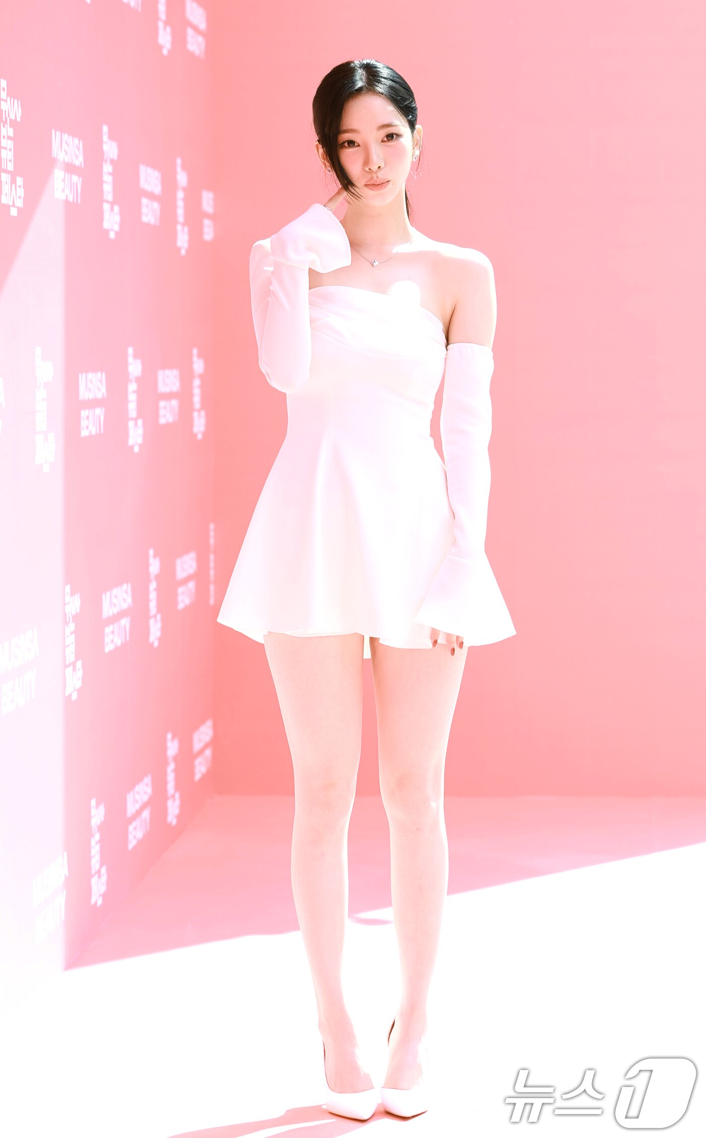 본문 이미지 - 에스파 카리나가 27일 오후 서울 성동구 띵스플로우에서 열린 무신사 뷰티 페스타 개최 기념 행사에 참석해 볼 콕 포즈로 팬심을 녹이고 있다. ⓒ News1 권현진 기자