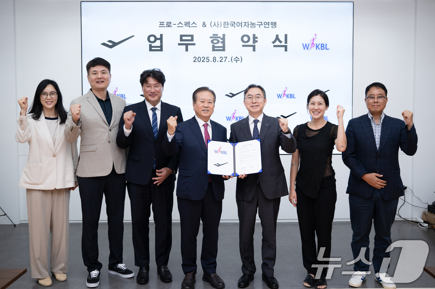 (서울=뉴스1) = WKBL(한국여자농구연맹)과 LS네트웍스는 여자프로농구의 발전 및 대한민국 여성 스포츠 저변 확대를 위해 상호 협력하는 업무협약(MOU)을 27일 체결했다. ( …