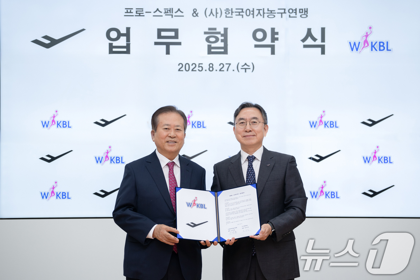 (서울=뉴스1) = WKBL(한국여자농구연맹)과 LS네트웍스는 여자프로농구의 발전 및 대한민국 여성 스포츠 저변 확대를 위해 상호 협력하는 업무협약(MOU)을 27일 체결했다. ( …