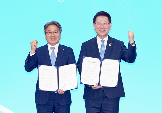 강기정·김영록, 5·18민주묘역 첫 합동 참배…행정통합 선언문 발표도