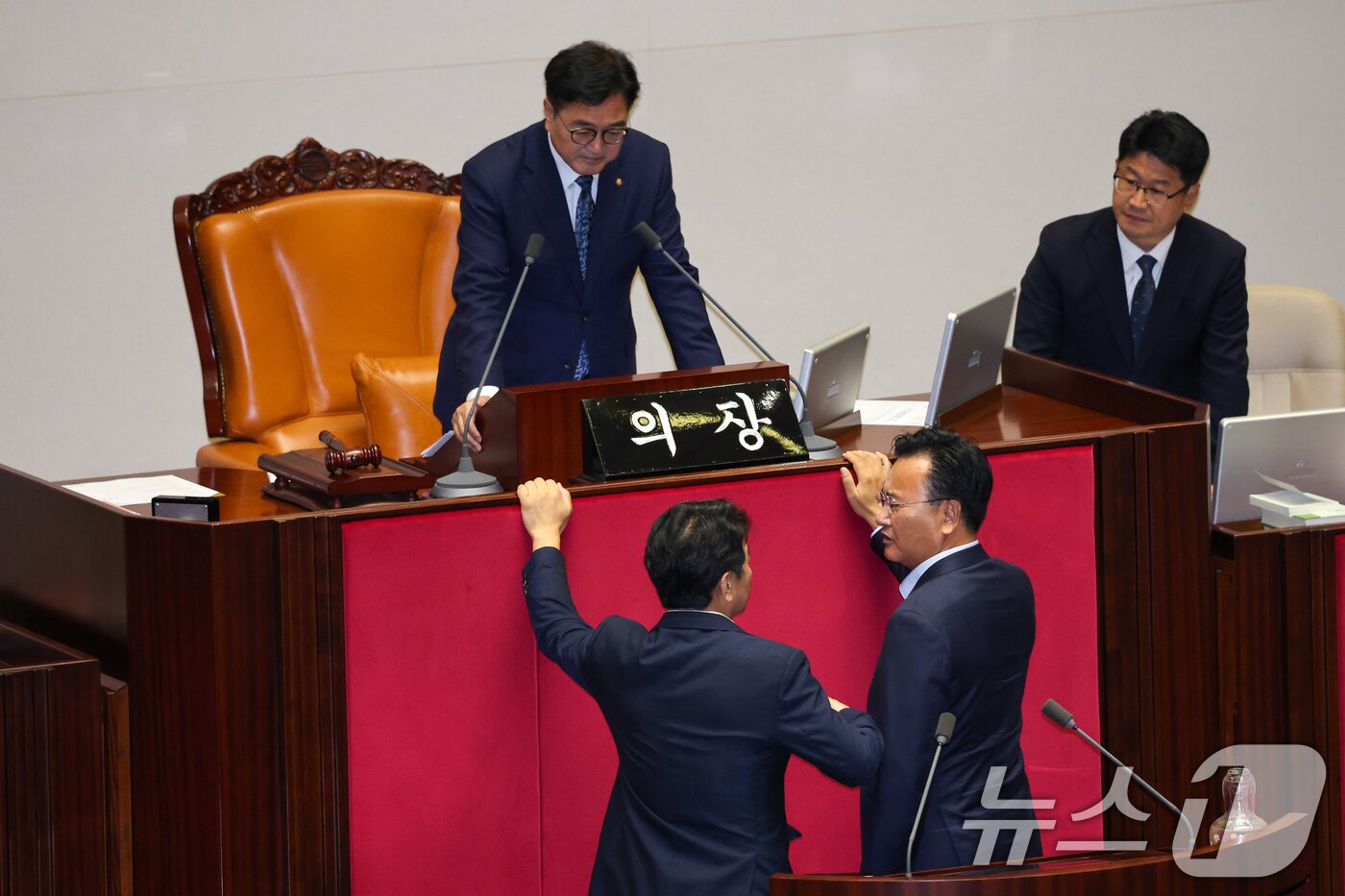 본문 이미지 - 27일 오후 서울 여의도 국회에서 열린 제428회국회&#40;임시회&#41; 제3차 본회의에서 국민의힘 추천 몫 국가인권위원회 위원&#40;이상현, 우인식&#41; 선출안이 득표율 36.67%로 부결되자 국민의힘 유상범 원내수석, 민주당 문진석 원내수석이 의장석으로 가 대화하고 있다. 2025.8.27/뉴스1 ⓒ News1 안은나 기자