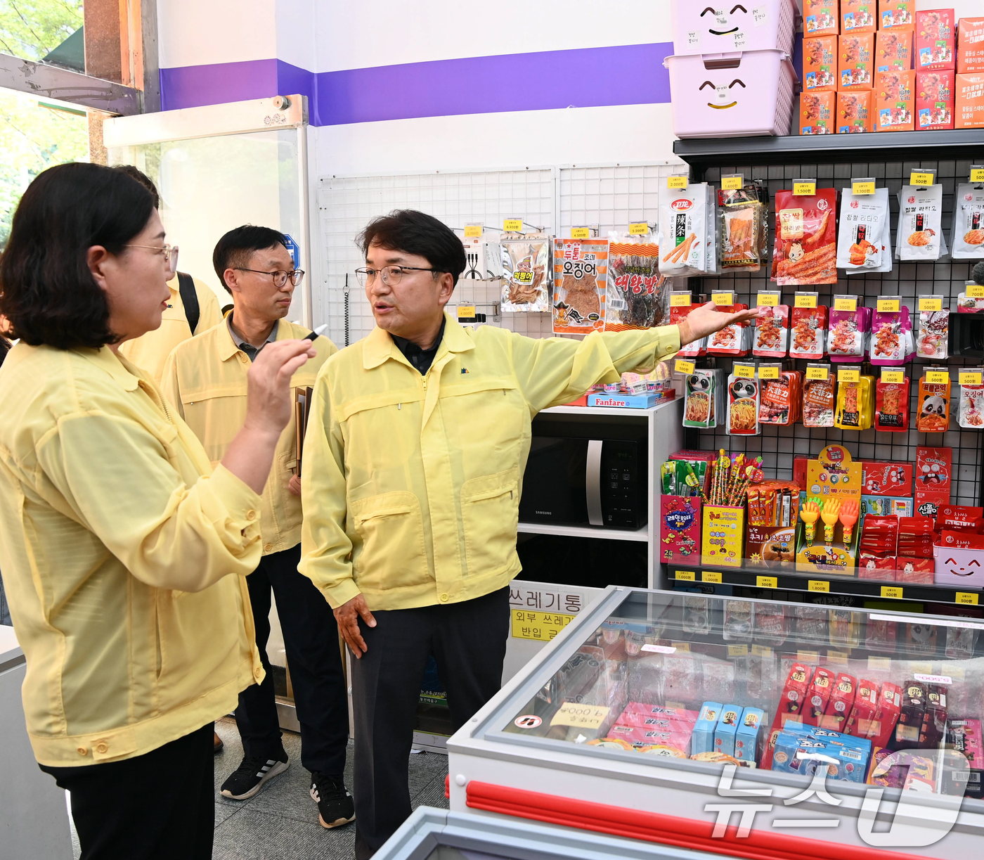 (서울=뉴스1) = 김광용 행정안전부 재난안전관리본부장이 27일 충북 청주시 성화초등학교 인근 어린이 기호식품·제품 판매 현장을 찾아 소비기한, KC 인증 현황 등을 점검하고 있다 …