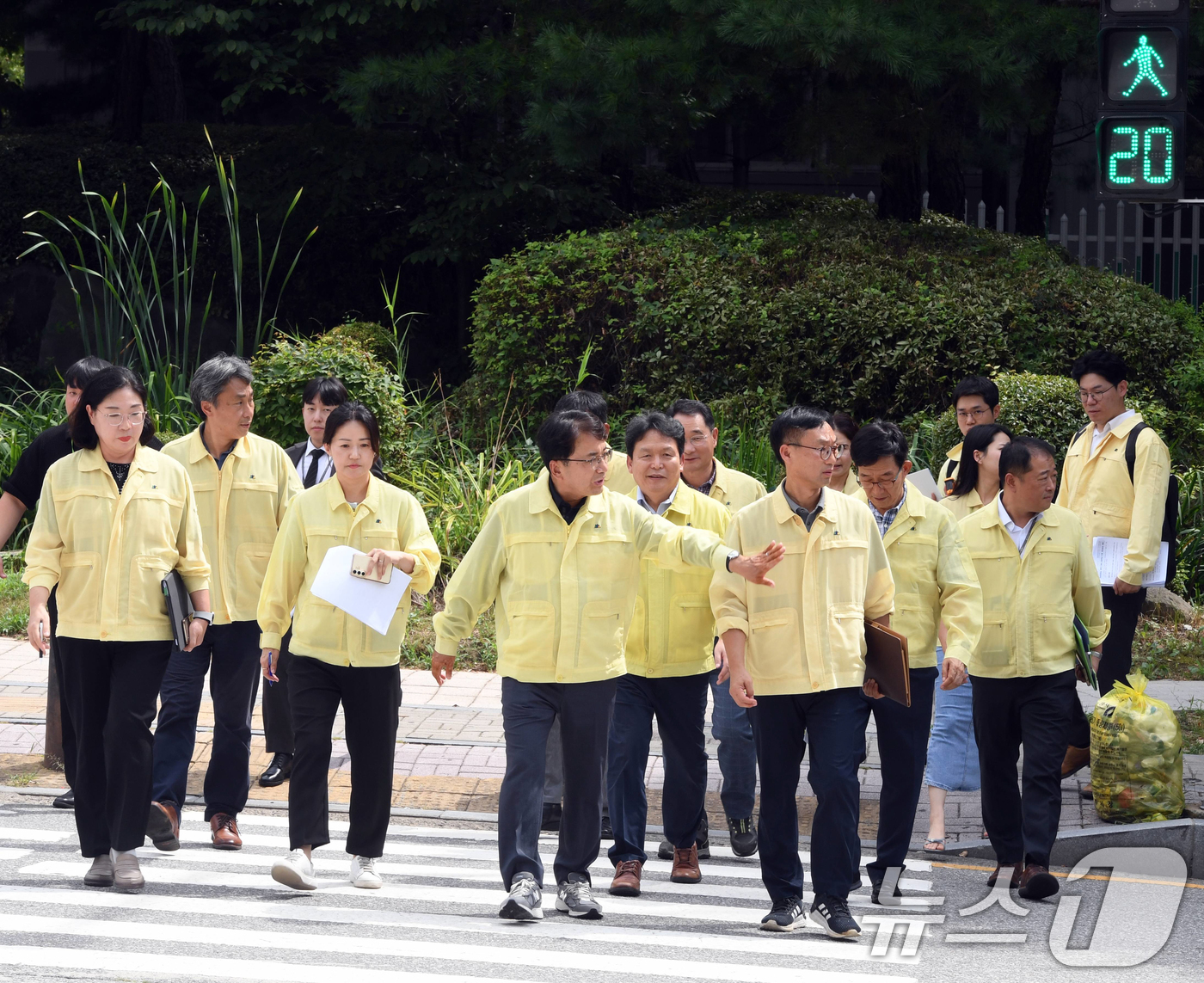 (서울=뉴스1) = 김광용 행정안전부 재난안전관리본부장이 27일 충북 청주시 성화초등학교를 찾아 어린이보호구역 관리 및 통학로 교통안전을 점검하고 있다. (행정안전부 제공. 재판매 …