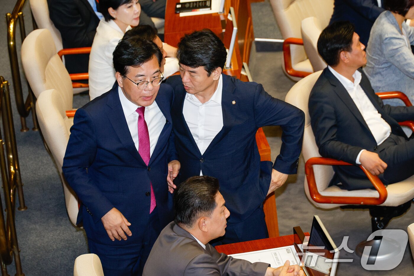 본문 이미지 - 27일 오후 서울 여의도 국회에서 열린 제428회국회&#40;임시회&#41; 제3차 본회의에서 국민의힘 추천 몫 국가인권위원회 위원&#40;이상현, 우인식&#41; 선출안이 득표율 36.67%로 부결되자 국민의힘 송언석 원내대표가 더불어민주당 김병기 원내대표, 문진석 원내수석과 대화하고 있다. 2025.8.27/뉴스1 ⓒ News1 안은나 기자