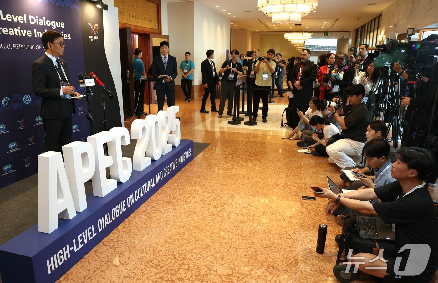 본문 이미지 - 최휘영 문화체육관광부 장관이 27일 경주 힐튼호텔에서 열린 '2025 아시아태평양경제협력체(APEC) 문화산업고위급대화'의 의미를 설명했다.