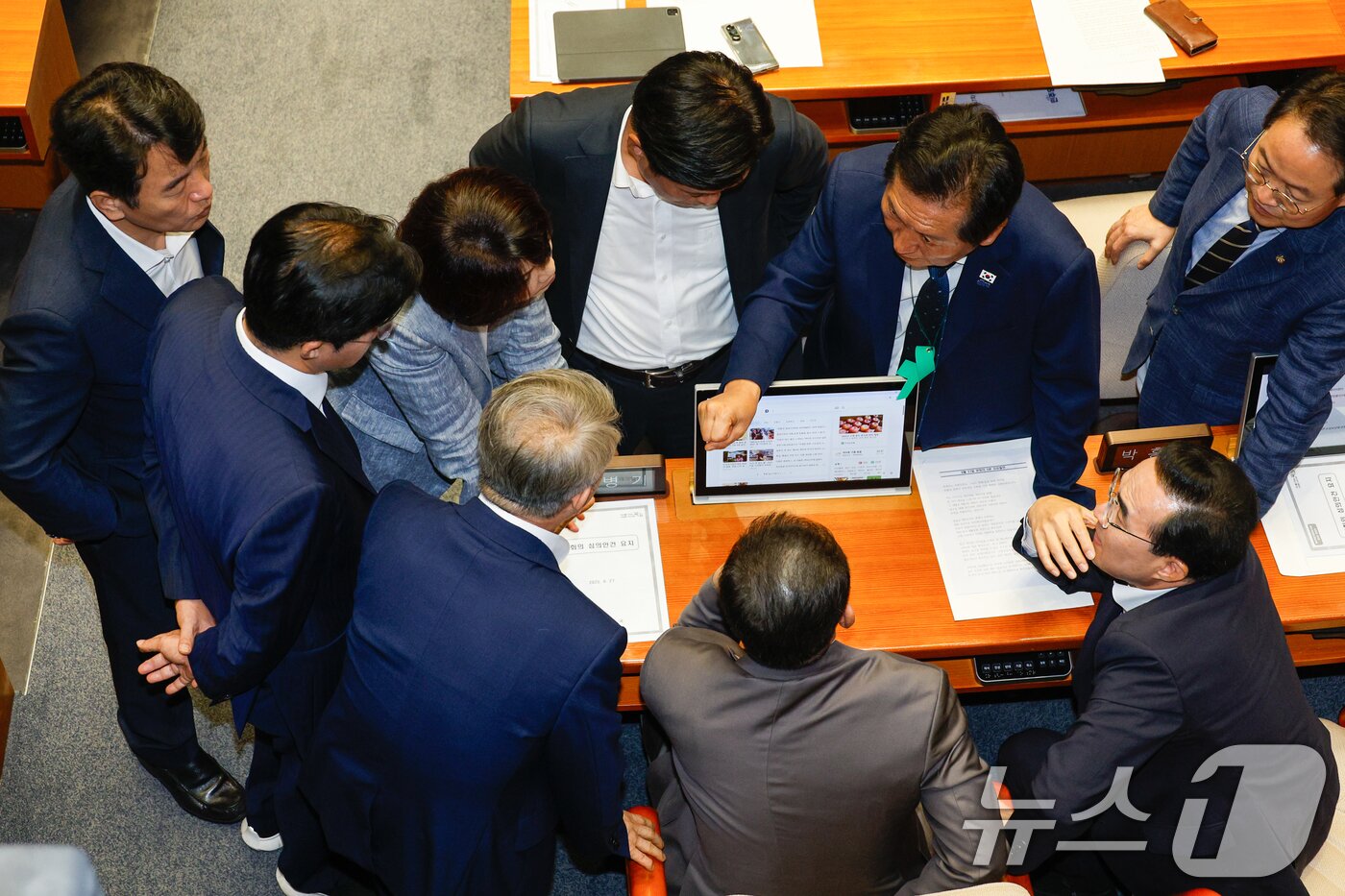 본문 이미지 - 27일 오후 서울 여의도 국회에서 열린 제428회국회&#40;임시회&#41; 제3차 본회의에서 국민의힘 추천 몫 국가인권위원회 위원&#40;이상현, 우인식&#41; 선출안이 득표율 36.67%로 부결되자 국힘 의원들이 이에 항의하며 퇴장한 가운데, 정청래 더불어민주당 대표와 김병기 원내대표 등이 대화하고 있다. 2025.8.27/뉴스1 ⓒ News1 안은나 기자