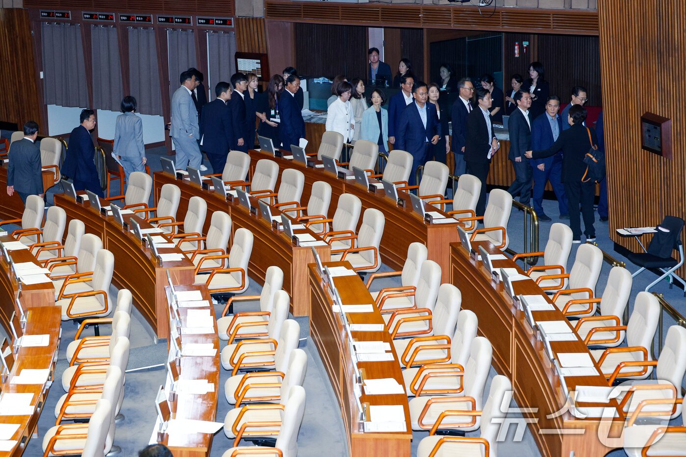 본문 이미지 - 27일 오후 서울 여의도 국회에서 열린 제428회국회&#40;임시회&#41; 제3차 본회의에서 국민의힘 추천 몫 국가인권위원회 위원&#40;이상현, 우인식&#41; 선출안이 득표율 36.67%로 부결되자 국힘 의원들이 이에 항의하며 퇴장하고 있다. 2025.8.27/뉴스1 ⓒ News1 안은나 기자