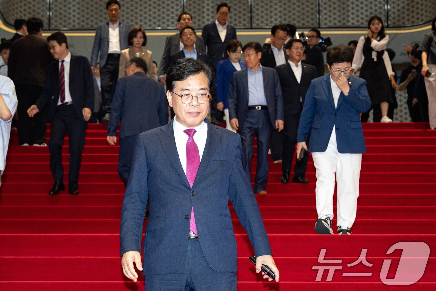 본문 이미지 - 송언석 국민의힘 원내대표를 비롯한 의원들이 27일 서울 여의도 국회에서 열린 제428회 국회&#40;임시회&#41; 제3차 본회의에서 국민의힘 추천 국가인권위원회 위원&#40;이상현, 우인식&#41; 선출안이 부결되자 이에 항의하며 본회의장을 나서고 있다. 2025.8.27/뉴스1 ⓒ News1 유승관 기자