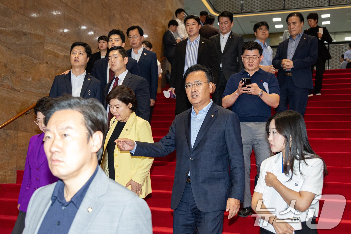 본문 이미지 - 유상범 국민의힘 원내수석부대표를 비롯한 의원들이 27일 서울 여의도 국회에서 열린 제428회 국회&#40;임시회&#41; 제3차 본회의에서 국민의힘 추천 국가인권위원회 위원&#40;이상현, 우인식&#41; 선출안이 부결되자 이에 항의하며 본회의장을 나서고 있다. 2025.8.27/뉴스1 ⓒ News1 유승관 기자
