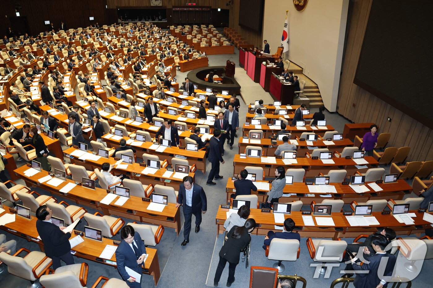 본문 이미지 - 27일 오후 서울 여의도 국회에서 열린 제428회 국회&#40;임시회&#41; 3차 본회의에서 국가인권위원회 위원 선출안&#40;이상현, 우인식&#41;이 부결되자 국민의힘 의원들이 항의하며 회의장을 떠나고 있다. 2025.8.27/뉴스1 ⓒ News1 이승배 기자