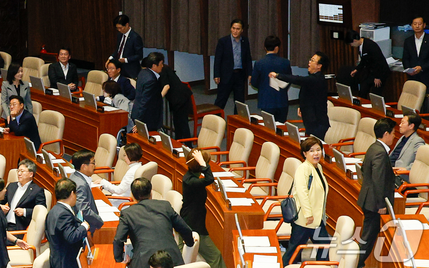 (서울=뉴스1) 안은나 기자 = 27일 오후 서울 여의도 국회에서 열린 제428회국회(임시회) 제3차 본회의에서 국민의힘 추천 몫 국가인권위원회 위원(이상현, 우인식) 선출안이 득 …