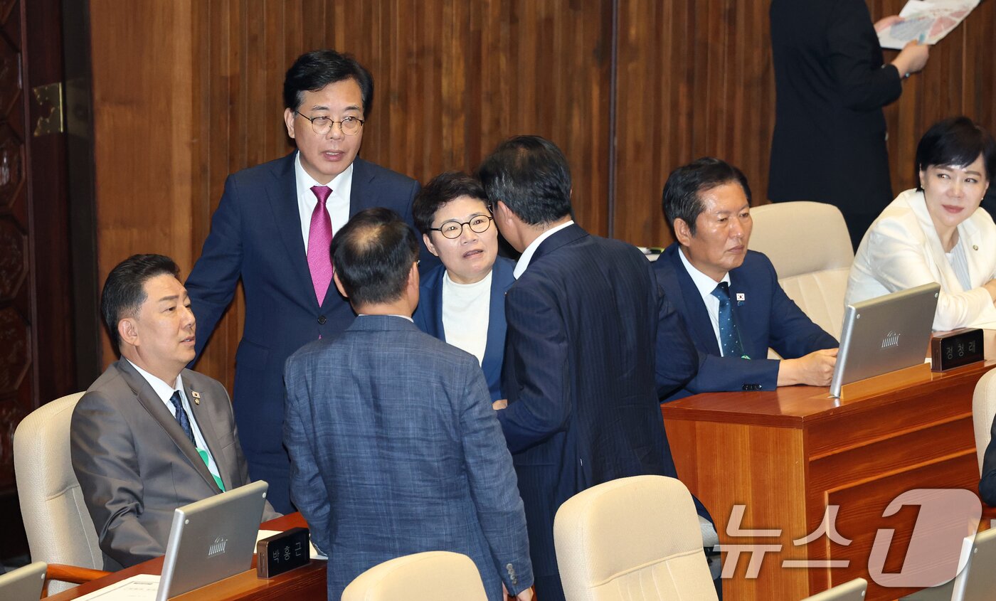 본문 이미지 - 송언석 국민의힘 원내대표가 27일 오후 서울 여의도 국회에서 열린 제428회국회&#40;임시회&#41; 제3차 본회의에서 국민의힘 추천 몫 국가인권위원회 위원&#40;이상현, 우인식&#41; 선출안이 득표율 36.67%로 부결되자 김병기 더불어민주당 원내대표를 찾아가 대화하고 있다. 2025.8.27/뉴스1 ⓒ News1 이승배 기자