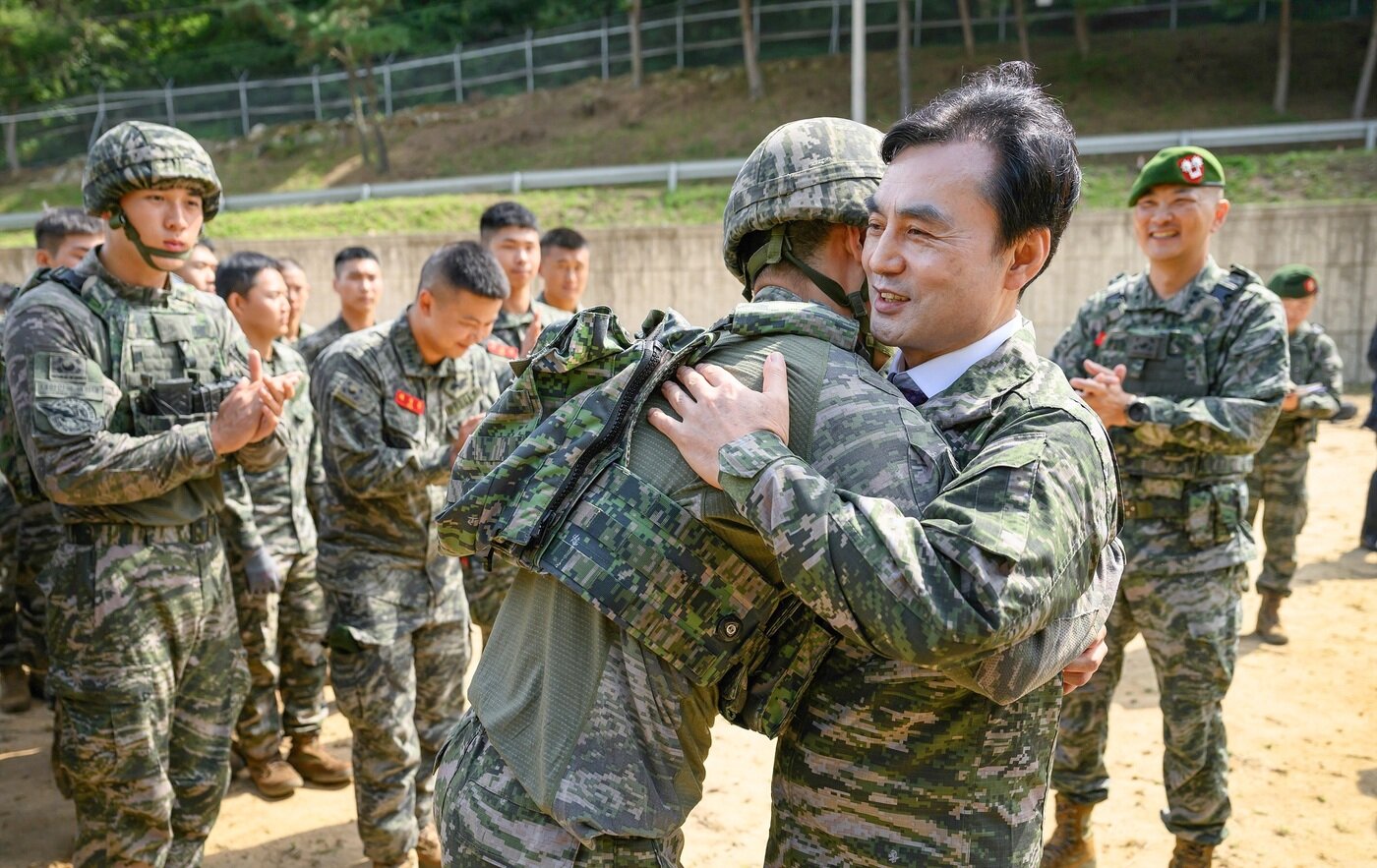 본문 이미지 - 안규백 국방부 장관이 전투체력단련 중이던 해병대 특수수색대대원과 포옹하고 있다.(국방부 제공)
