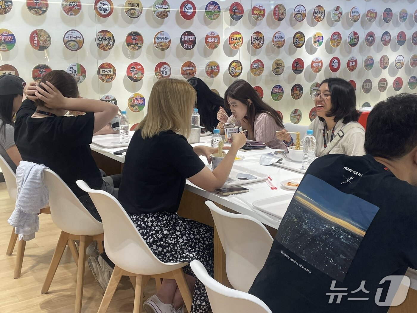 본문 이미지 - 27일 뉴스1이 외국인을 대상으로 개최한 &#39;K-브랜드 글로벌 캠프&#39; 참가자가 농심 안양공장에서 라면을 맛보고 있다/뉴스1 ⓒ News1 이강 기자